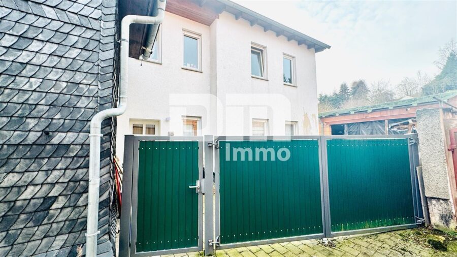 1 - 2 Familienhaus inkl. Anbau BJ 1995 in hervorragender Lage mit Gartenbereich und Nebengebäude - Zufahrt Innenhof / Großes Zufahrtstor
